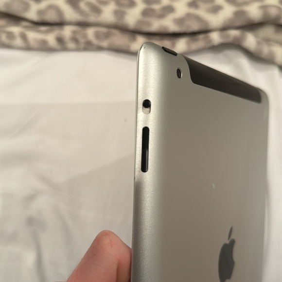 Apple IPad 2 with Charger - Picture 4 of 7